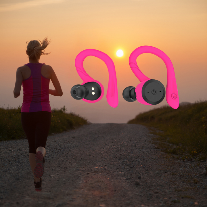 Sporter met roze sportoordopjes tijdens zonsondergang