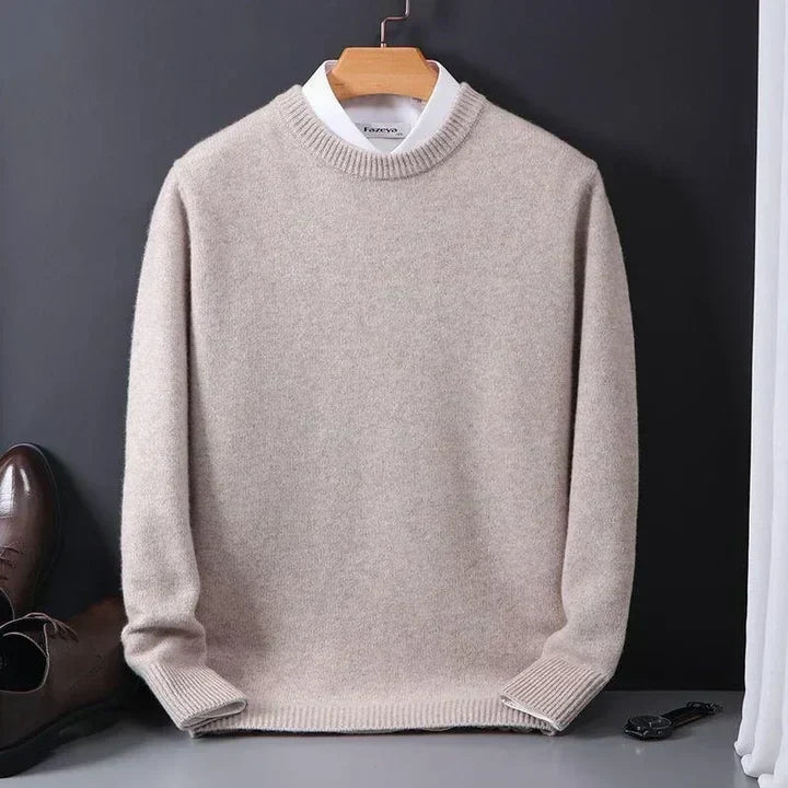 Luxe heren kasjmier trui, warm en comfortabel voor winterkleding. Tijdloze, elegante herenmode.