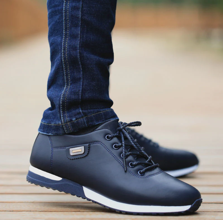 Close-up van een man die blauwe casual sneakers draagt met jeans.