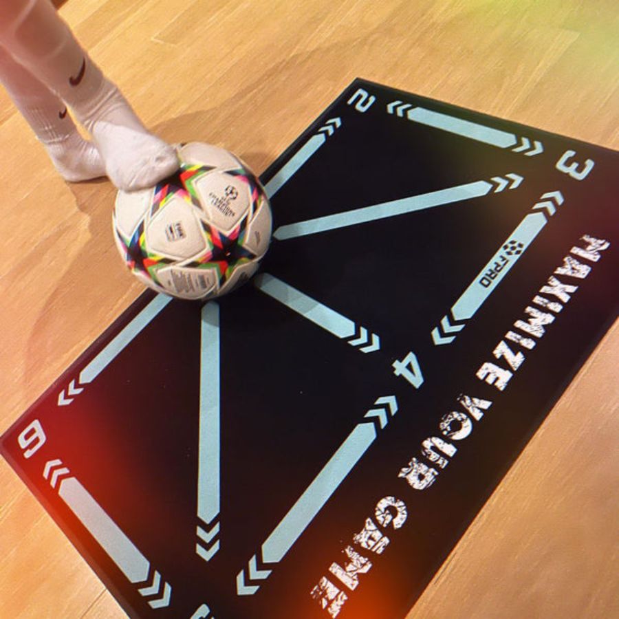 Jonge sporter oefent voetbalskills op speciale trainingsmat thuis