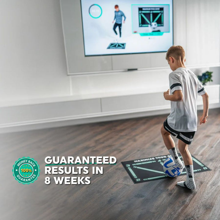 Kind oefent voetbalvaardigheden op de trainingsmat met instructievideo op tv