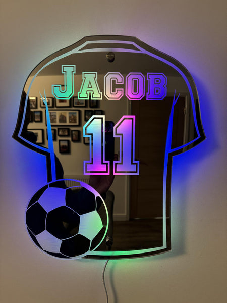 Gepersonaliseerde voetbalshirt spiegel met LED-verlichting en eigen naam. Ideaal voor voetbalfans, kinderkamer of mancave.