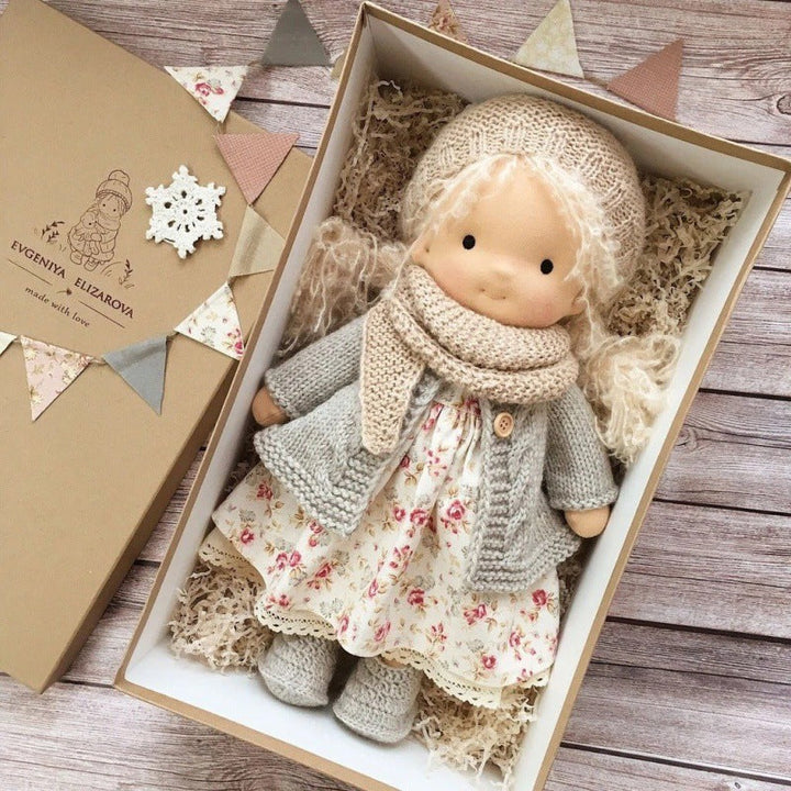 Waldorf pop in handgemaakt jurkje, klaar voor avontuur en verhalen. Een fijne knuffel.