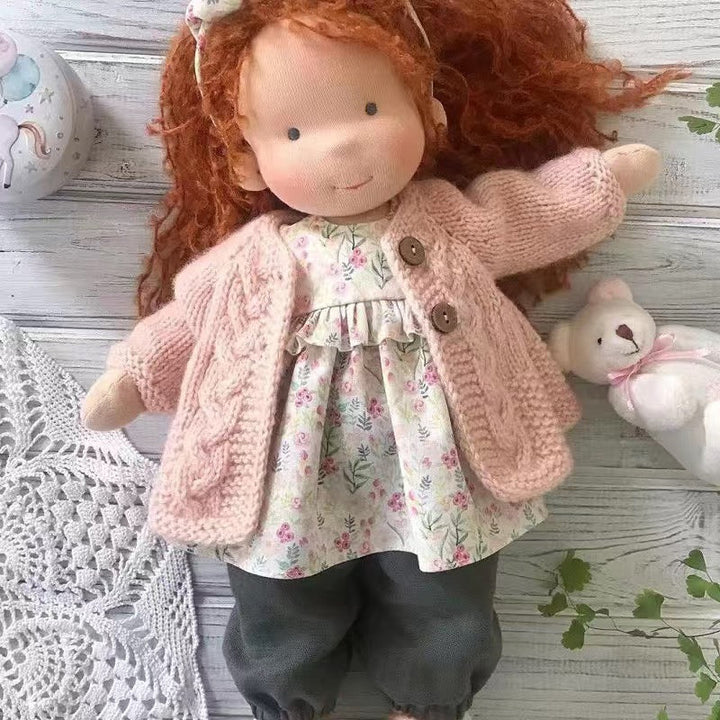 Twee meisjes spelen samen met handgemaakte Waldorf poppen, bevordert vriendschap en spel.