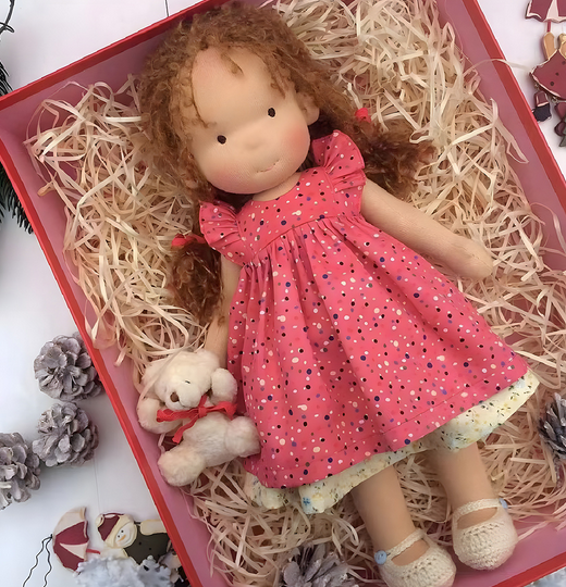 Meisje speelt met pedagogische handgemaakte Waldorf pop, stimuleert fantasierijk speelgoed.