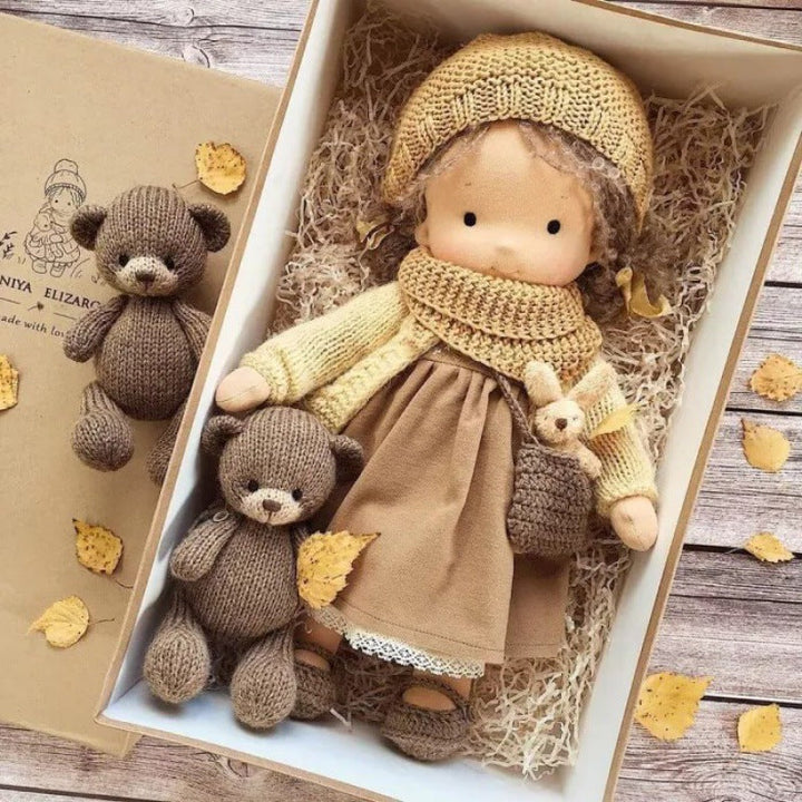 Uniek handgemaakt kindercadeau: zachte Waldorf pop voor creatief fantasiespel bij meisjes.