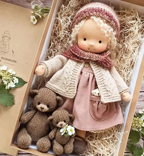 Waldorf pop in een kinderbedje, klaar voor zoete dromen en fantasierijk rollenspel.