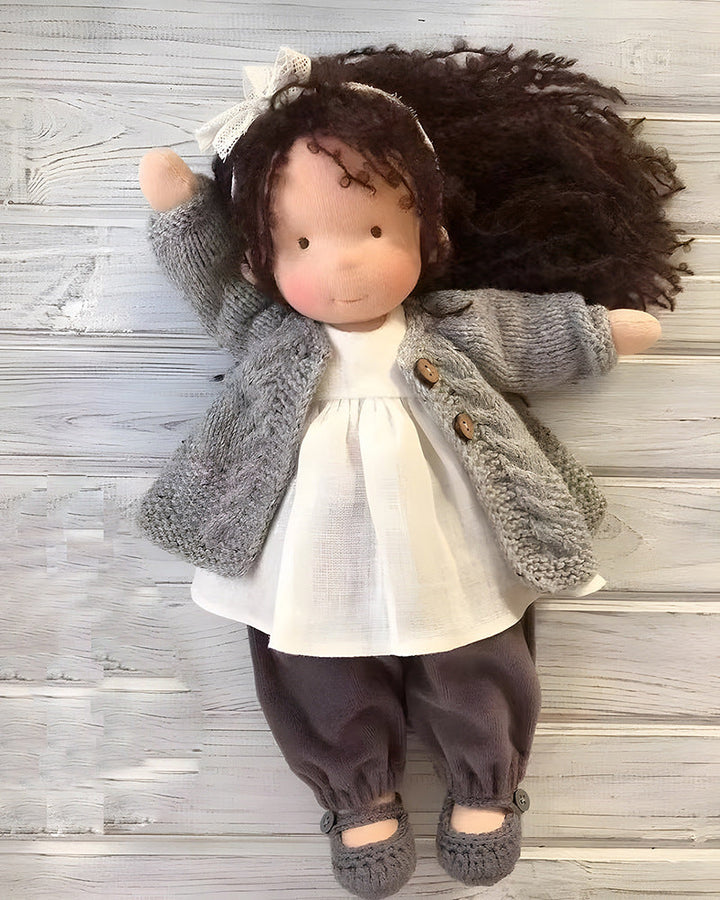 Pedagogische Waldorf pop stimuleert creativiteit en fantasie bij meisjes, handgemaakt speelgoed.