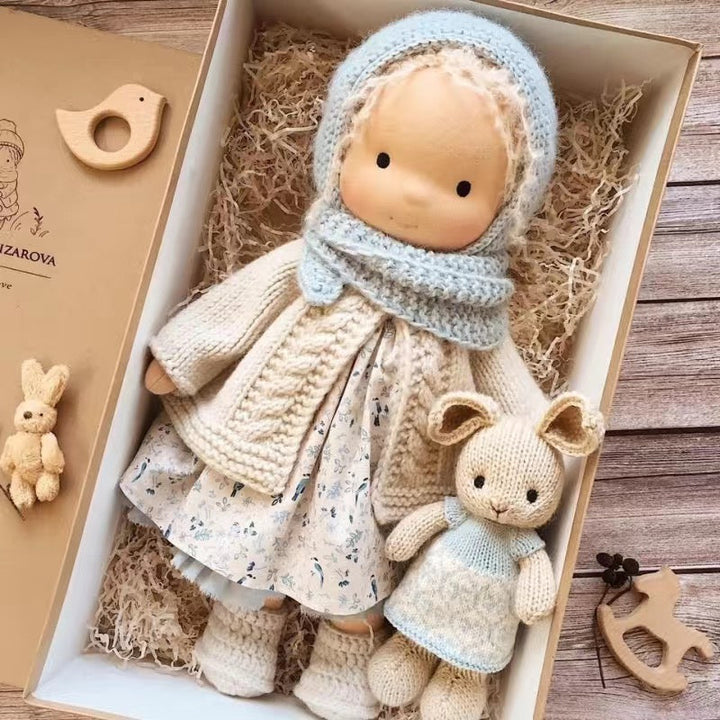 Handgemaakte Waldorf pop voor meisjes, met zachte stoffen en lieve uitstraling. Ideaal kindercadeau.