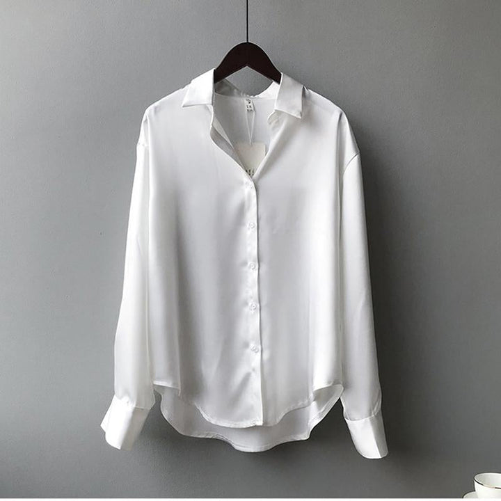 Beige dames blouse Myra, klassiek elegant met luxe uitstraling, perfect als zakelijke kleding of modieuze top.