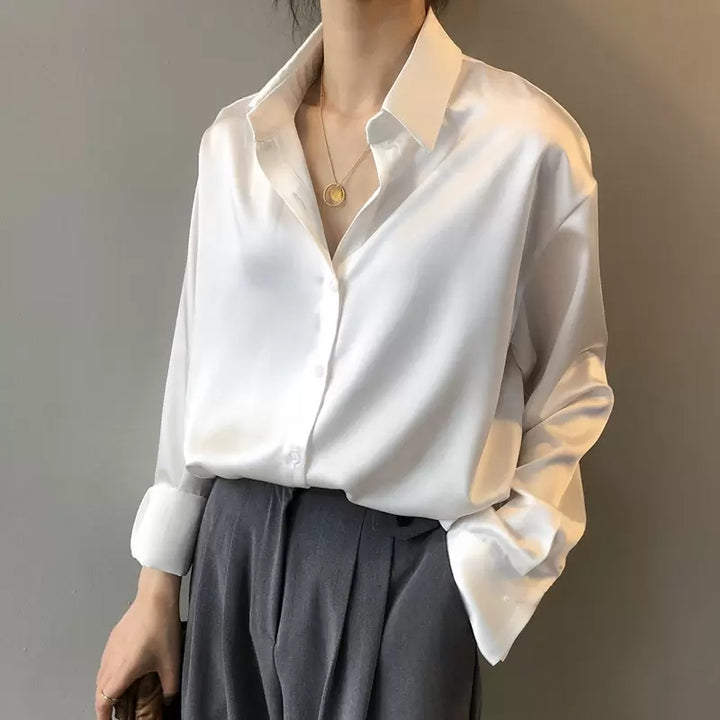 Witte dames blouse Myra, comfortabele loose fit met lange mouwen, een klassieke en luxe toevoeging aan elke garderobe.