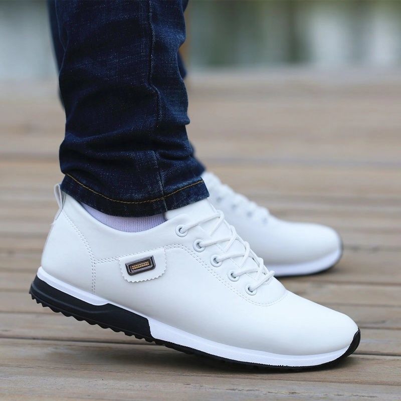 Stijlvolle blauwe herensneakers met contrasterende witte zool detail.