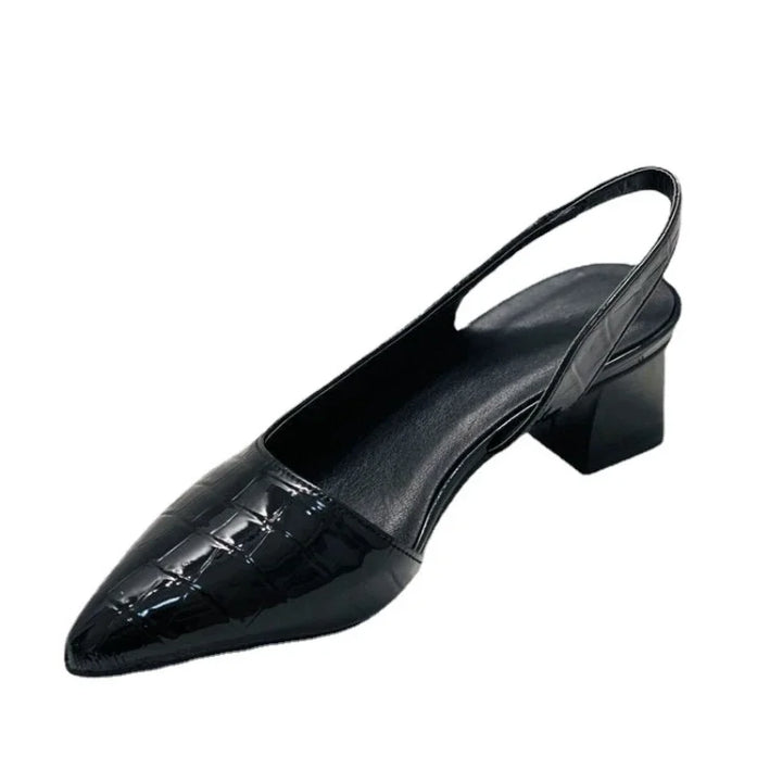 Achterkant van de slingback pump, met verstelbare band voor een perfecte pasvorm.