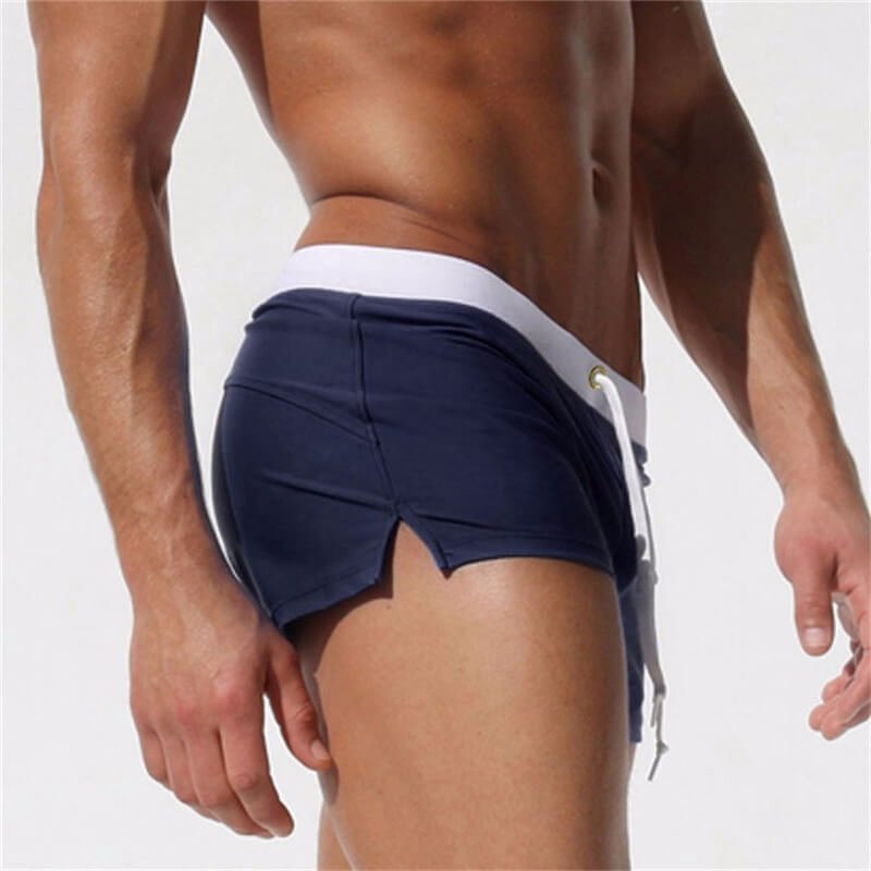 Luchtige heren badkleding voor een ontspannen dag aan het water.