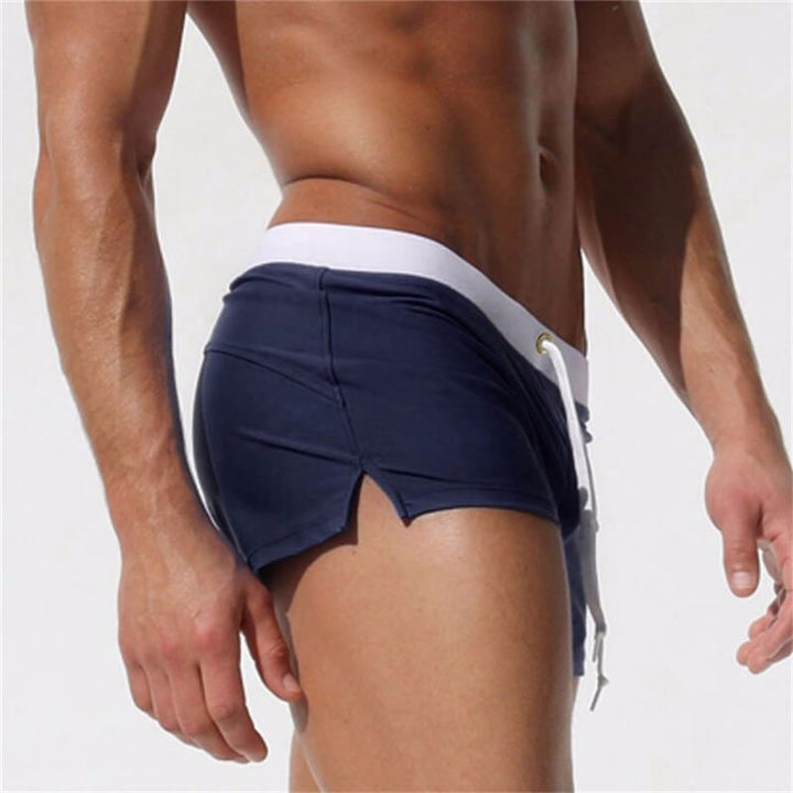 Luchtige heren badkleding voor een ontspannen dag aan het water.