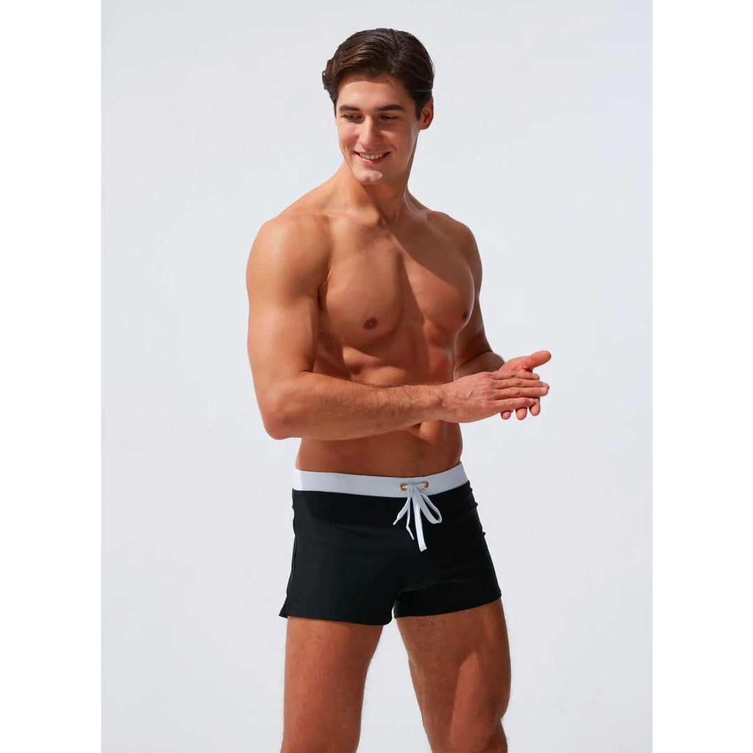 Comfortabele heren badkleding in moderne stijl, ideaal voor warme zomerdagen.