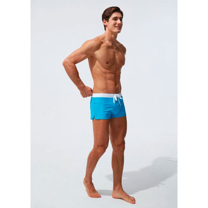 Trendy strandmode voor heren, perfect voor een dag aan zee of zwembad.