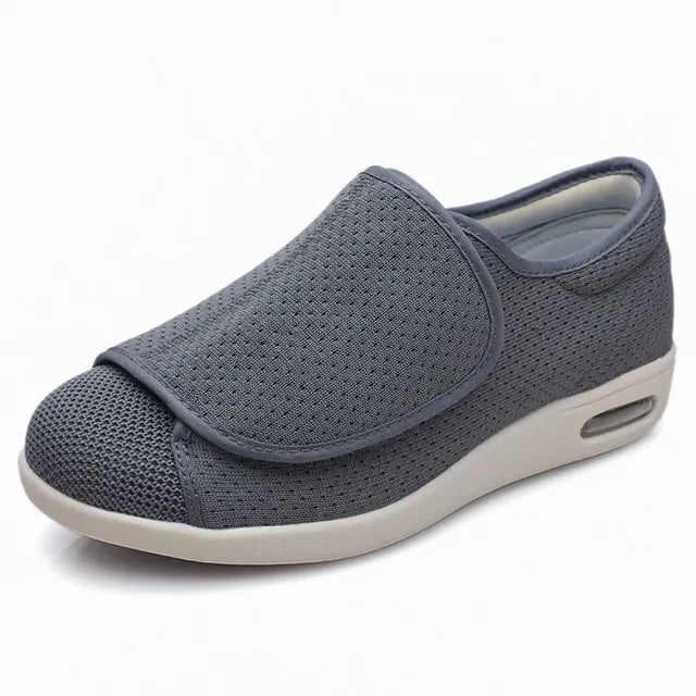 Zwarte orthopedische comfort schoenen voor brede voeten vanuit een schuine hoek