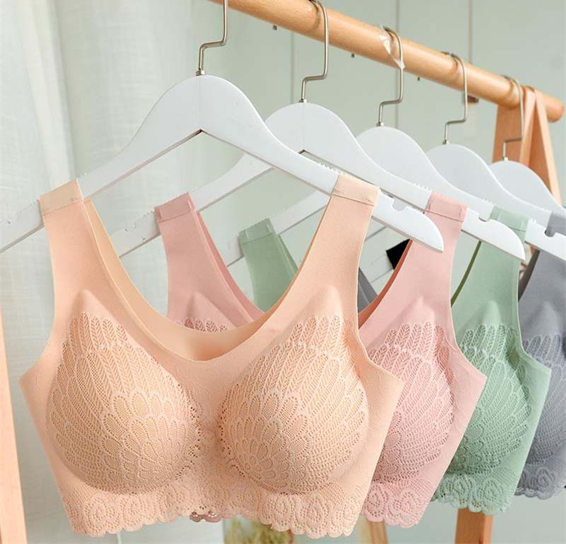 Vier verschillende kleuren comfort bhs netjes opgehangen aan kledinghangers