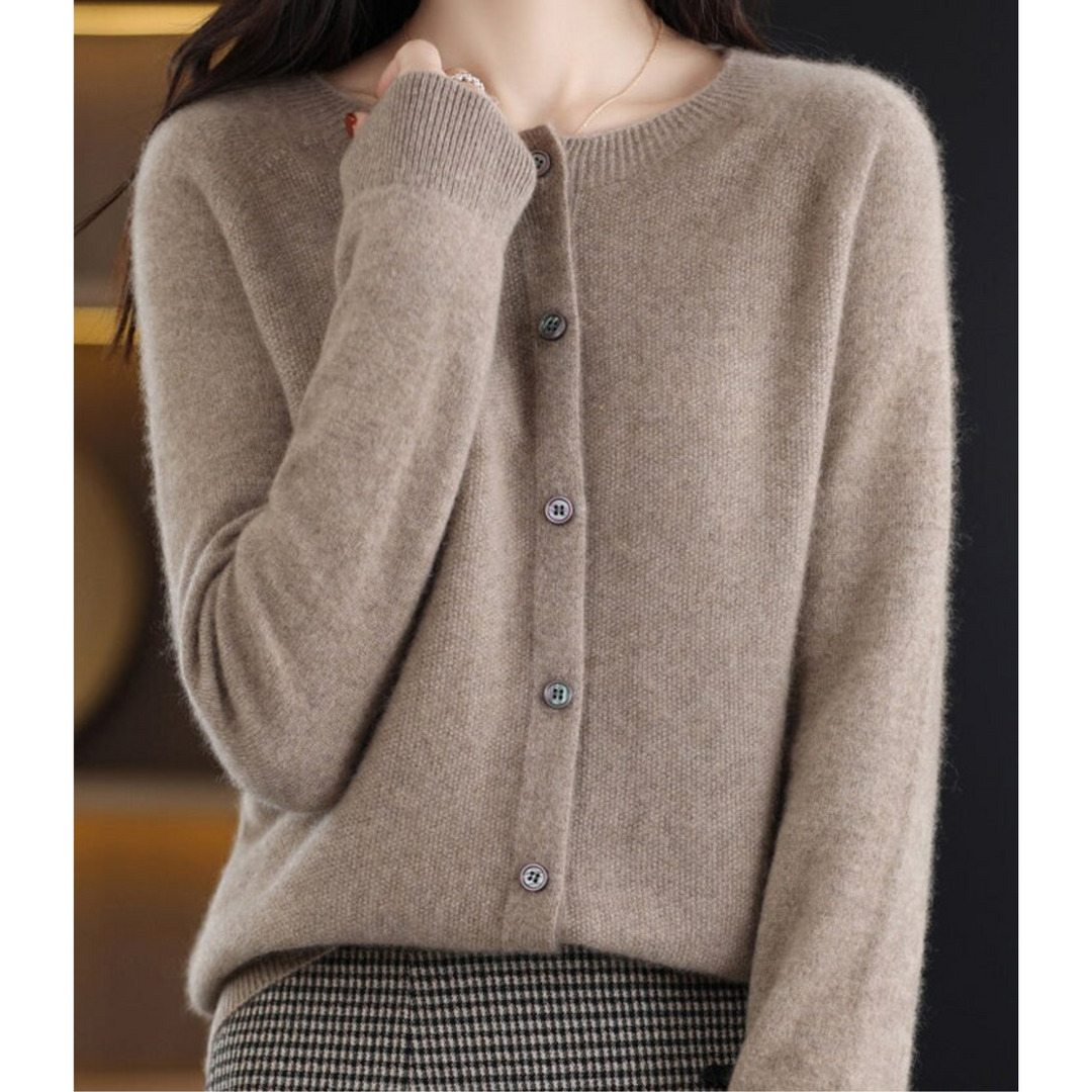 Basic gebreide dames trui met O-hals in diverse kleuren, een comfortabele en veelzijdige damestop.