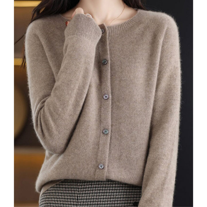 Basic gebreide dames trui met O-hals in diverse kleuren, een comfortabele en veelzijdige damestop.