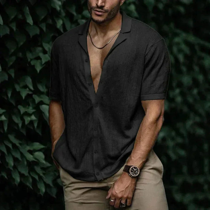 Herenoverhemd met korte mouwen en knoopsluiting, perfect voor zomerse casual outfits. Ademend en lichtgewicht.