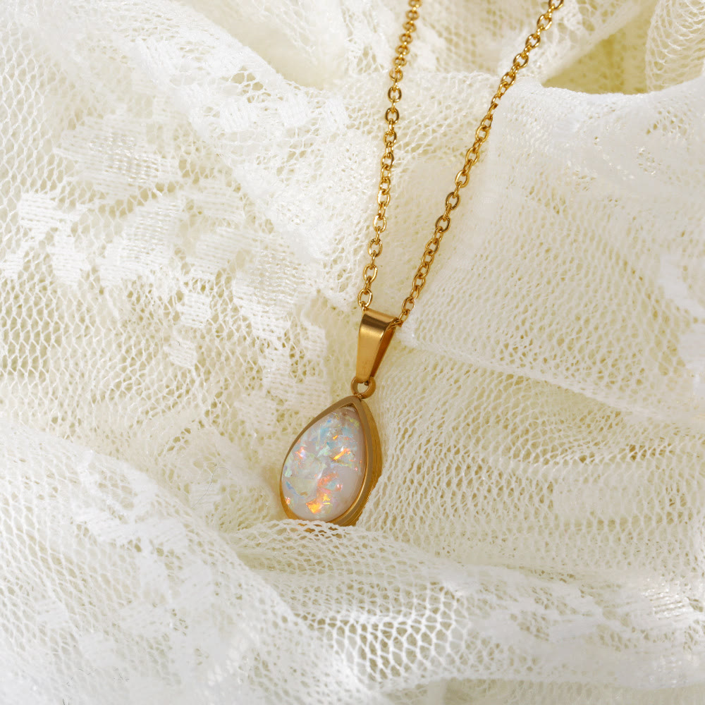 Detail van de 18K gouden ketting met een unieke natuurlijke opaal druppelhanger; een luxe dames sieraad.