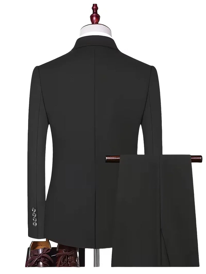 Achterkant van een getailleerd slim fit kostuum voor heren