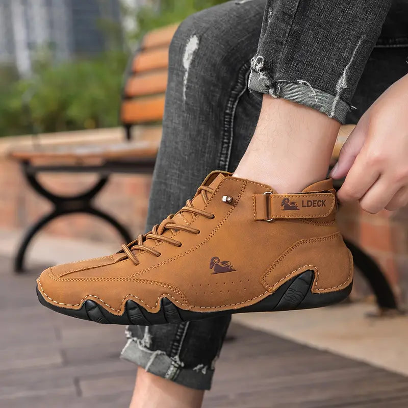 Gedragen Hoymans heren schoenen in een outdoor setting, waterdicht en comfortabel.