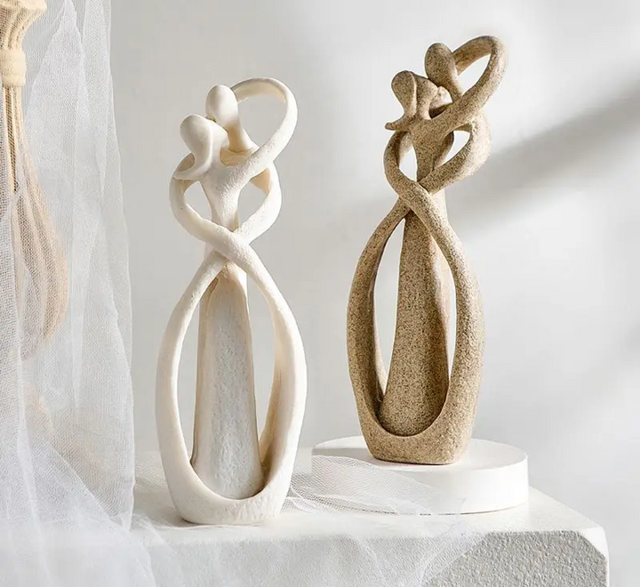 Abstract beeldje van een liefdevolle omhelzing, perfect als moderne woondecoratie of relatiegeschenk.