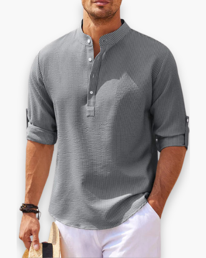Opgevouwen ademend herenoverhemd met korte mouw, klaar om gedragen te worden op warme zomerdagen. Comfortabel en stijlvol.