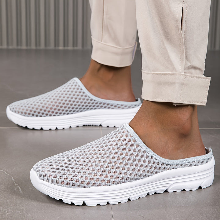 "Ademende heren instappantoffels, licht stijgend mesh design met luchtige structuur, ideaal voor comfort en casual stijl."