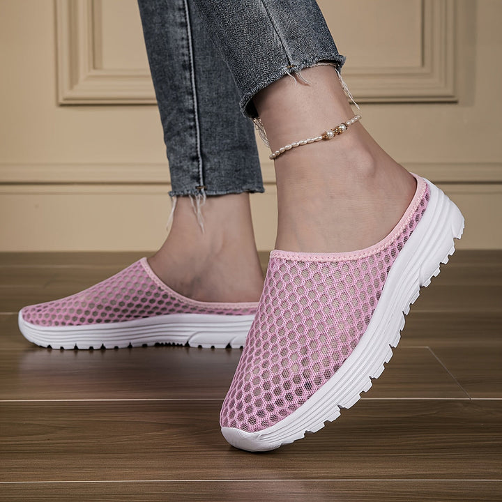 "Ademende heren instappantoffels, licht stijgend mesh design met luchtige structuur, ideaal voor comfort en casual stijl."