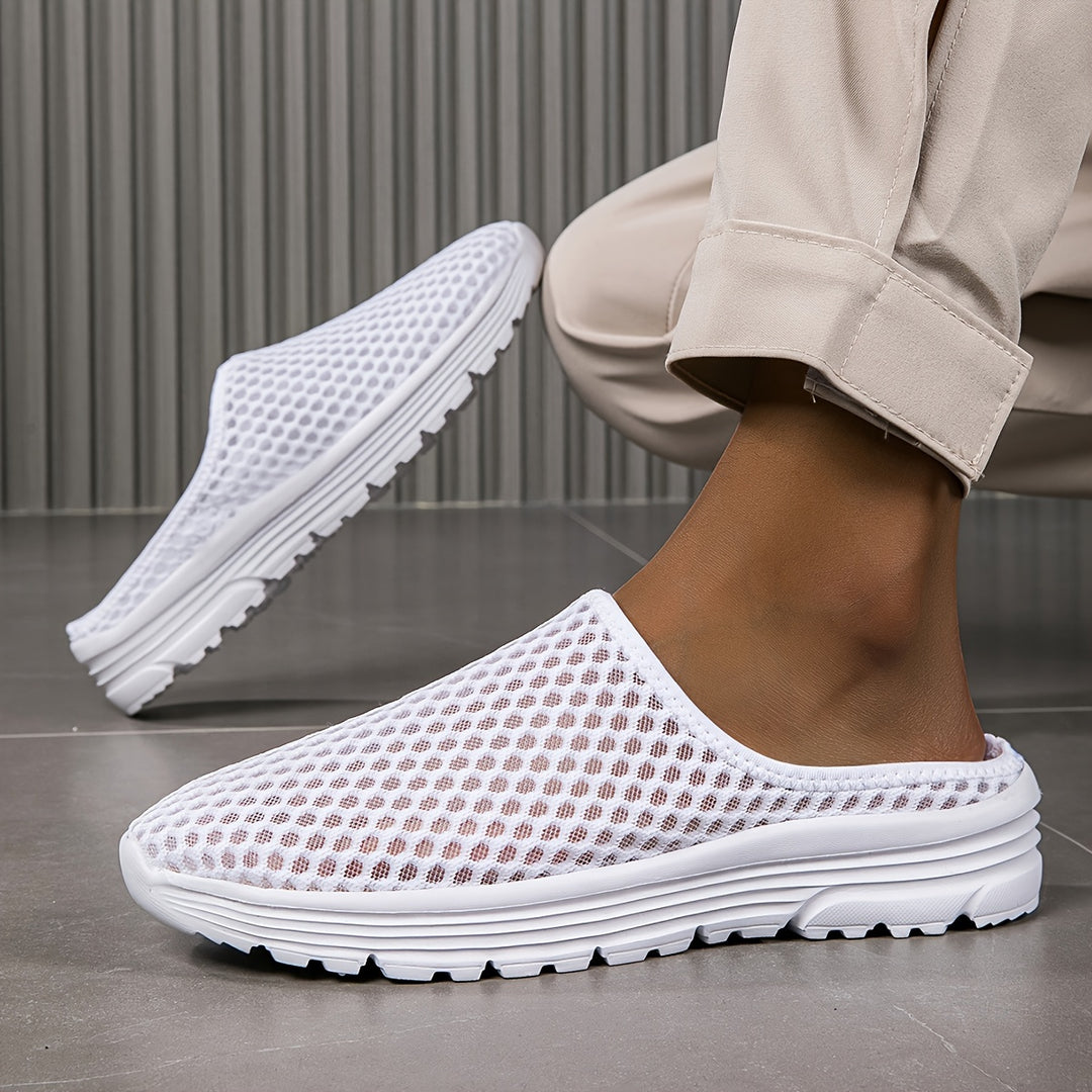 "Ademende heren instappantoffels, licht stijgend mesh design met luchtige structuur, ideaal voor comfort en casual stijl."