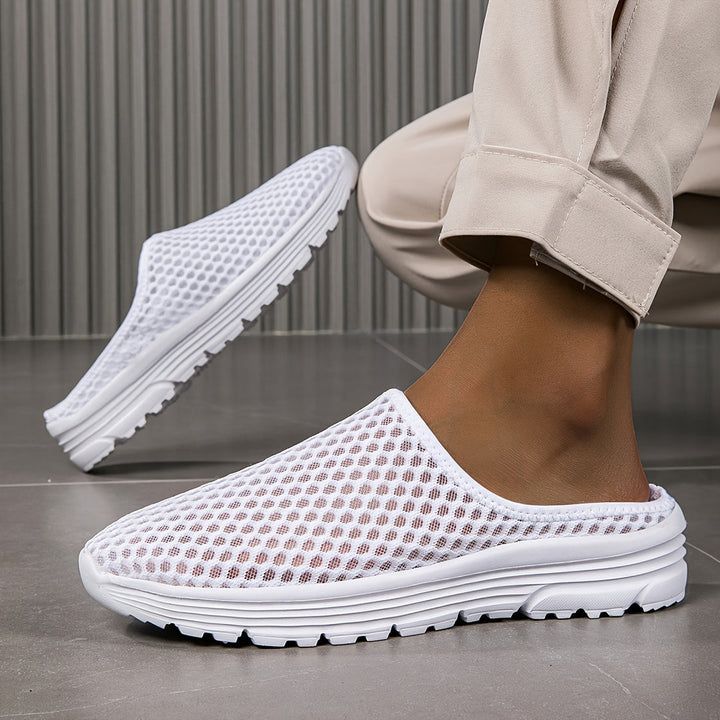 "Ademende heren instappantoffels, licht stijgend mesh design met luchtige structuur, ideaal voor comfort en casual stijl."
