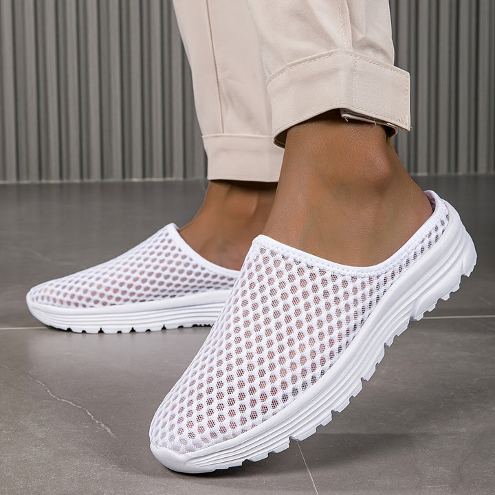 "Ademende heren instappantoffels, licht stijgend mesh design met luchtige structuur, ideaal voor comfort en casual stijl."