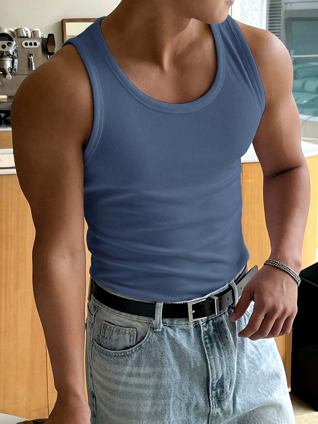 "Ademende heren tanktop voor zomer, lichtgrijs, mouwloos, luchtige stof, comfortabele en stijlvolle, ideaal voor warme dagen.
