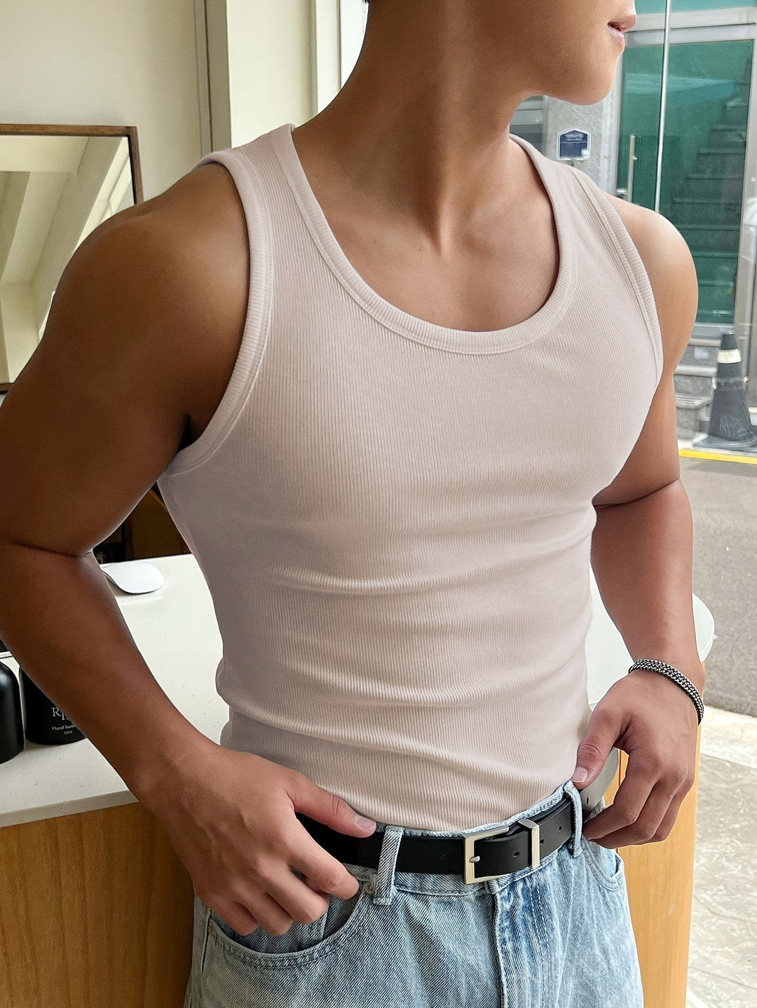 "Ademende heren tanktop voor zomer, lichtgrijs, mouwloos, luchtige stof, comfortabele en stijlvolle, ideaal voor warme dagen.