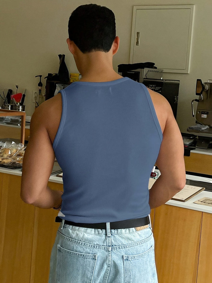"Ademende heren tanktop voor zomer, lichtgrijs, mouwloos, luchtige stof, comfortabele en stijlvolle, ideaal voor warme dagen.