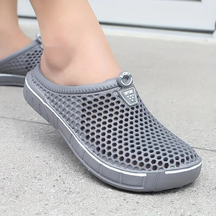 "Ademende herenclogs in sportieve stijl, lichtgewicht en flexibel, ideaal voor actieve dagen en vrije tijd."