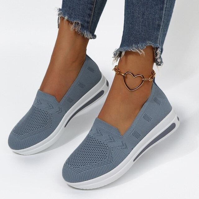 "Ademende orthopedische damessneakers, stijlvol ontwerp, brede neus, duurzame stof, perfect voor dagelijks comfort."