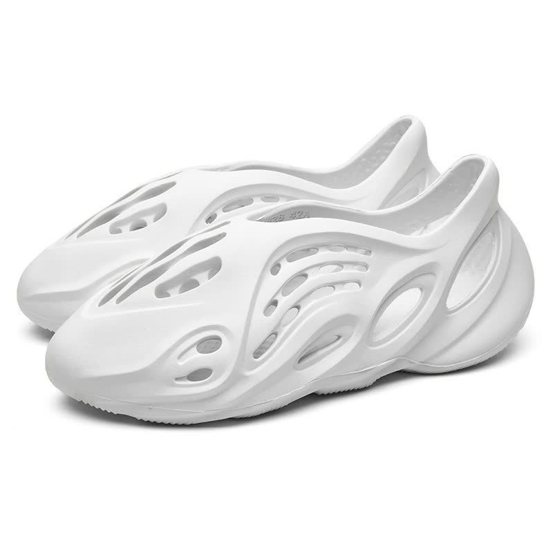 "Ademende zomerschoenen voor heren met lichtgewicht zool, ideaal voor comfort en stijl tijdens warme dagen, beige kleur."