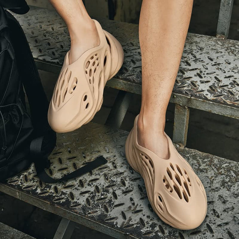 "Ademende zomerschoenen voor heren met lichtgewicht zool, ideaal voor comfort en stijl tijdens warme dagen, beige kleur."