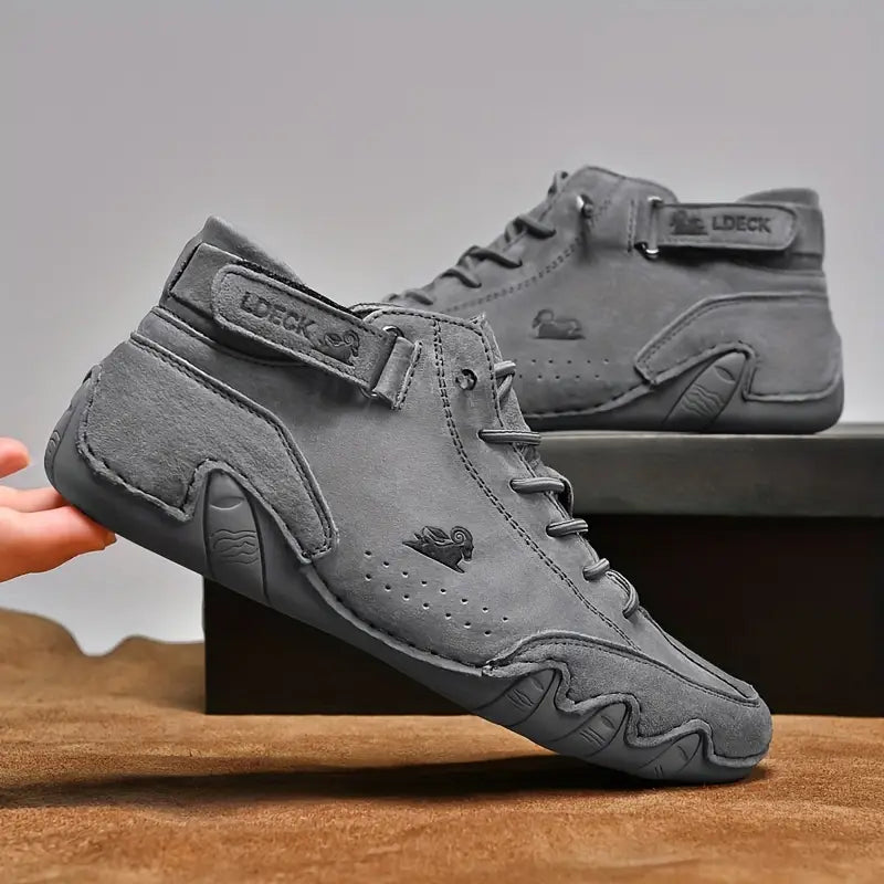 Detail van de elastische sluiting op Hoymans waterdichte heren wandelschoenen.