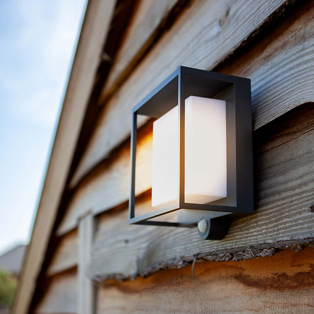 Moderne Buitenwandlamp met Zonne-energie & Sensor