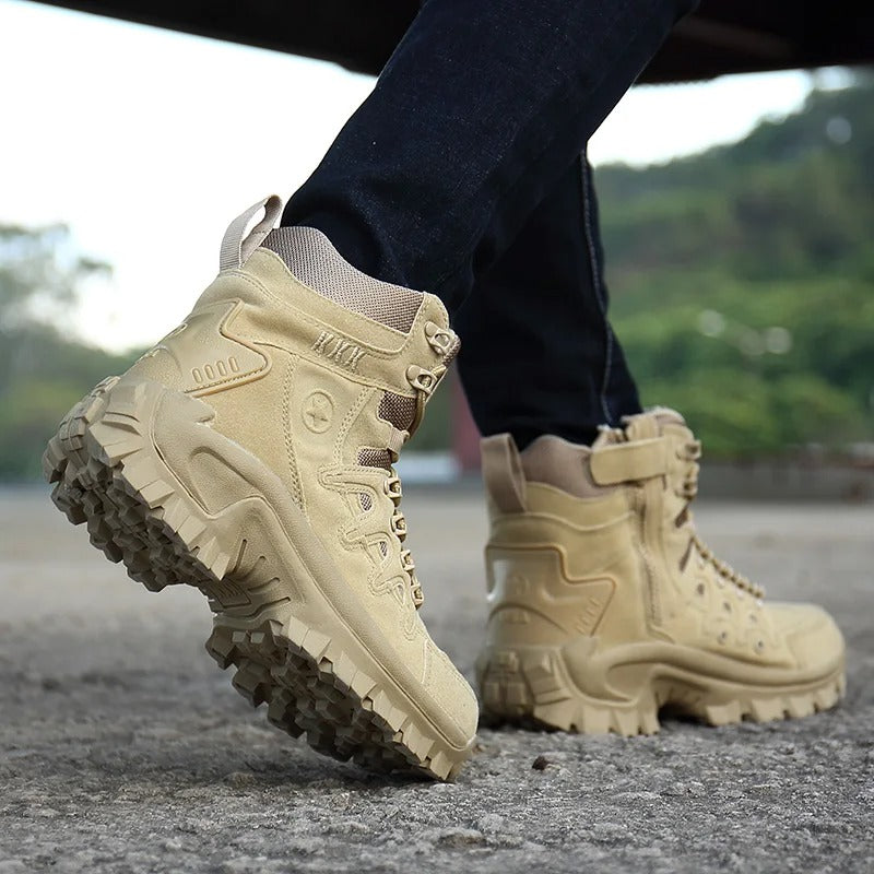 Khakikleurige militaire werklaarzen met antislipzool in actie