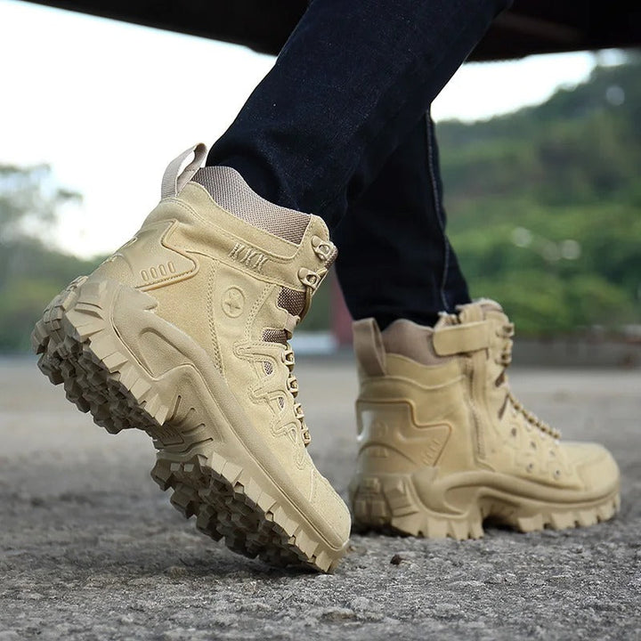 Khakikleurige militaire werklaarzen met antislipzool in actie