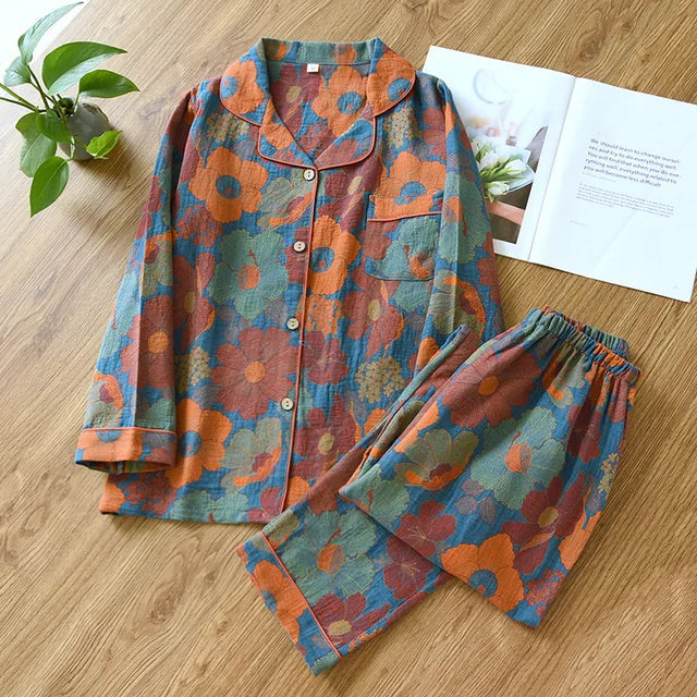"Amandine pyjamaset voor vrouwen met elegant bloemenmotief, zachte stof, button-up top en lange mouwen voor comfort."