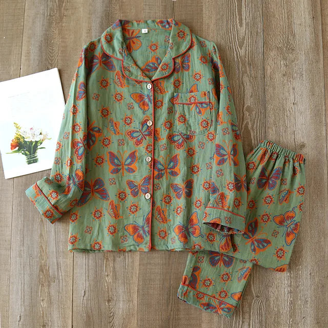 "Amandine pyjamaset voor vrouwen met elegant bloemenmotief, zachte stof, button-up top en lange mouwen voor comfort."