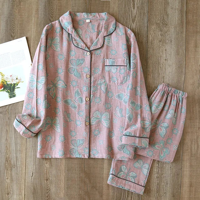 "Amandine pyjamaset voor vrouwen met elegant bloemenmotief, zachte stof, button-up top en lange mouwen voor comfort."